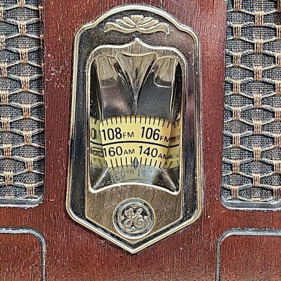 General Electric GE Model 7-4100JA Retro Cathedral AM/FM Radio Great Sound Read - Picture 3 of 12